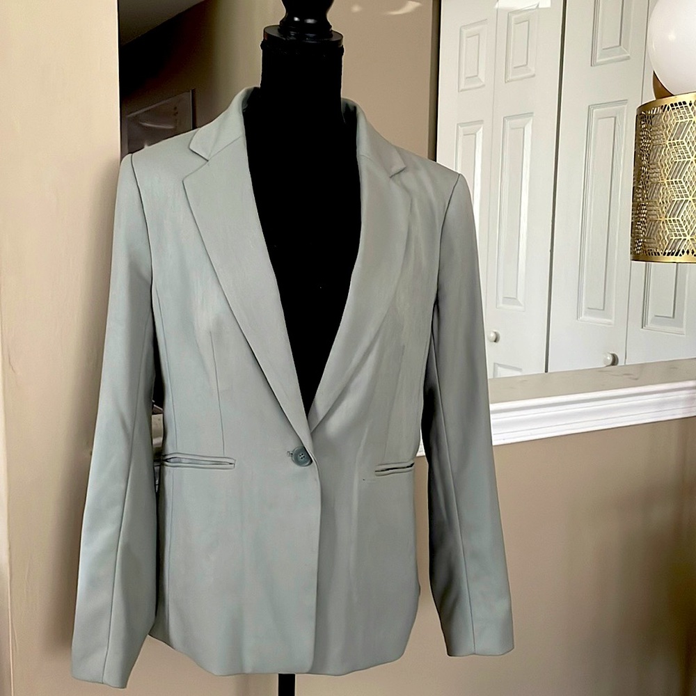 Beautiful light avocado green suit jacket 🥑🧥
